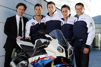 James Toseland (Mitte) und sein neues Team