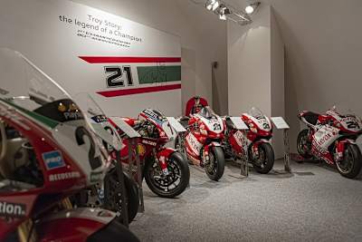 Die Motorräder der Superbike-Legende Troy Bayliss sind zu sehen an einer Sonderschau des Ducati-Museums in Bologna