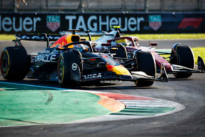 Max Verstappen vor Lewis Hamilton