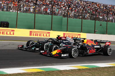 Lewis Hamilton und Max Verstappen lieferten sich in São Paulo einen harten Zweikampf