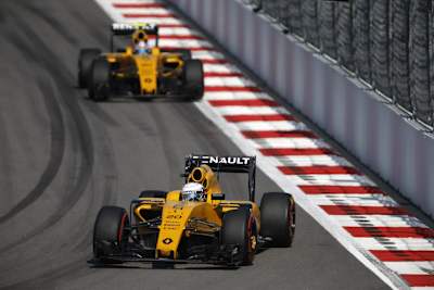 Kevin Magnussen vor Jolyon Palmer in Sotschi