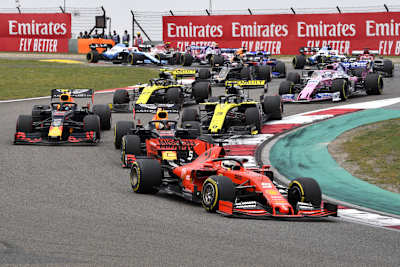 Zu Beginn des Rennens lagen die gelben Renault in aussichtsreicher Position