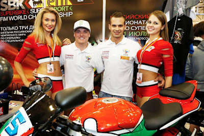 Sam Lowes (2.v.l.) wird 2014 Superbike-WM fahren