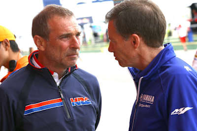 HRC-Sportdirektor Livio Suppo im Gespräch mit Lin Jarvis von Yamaha