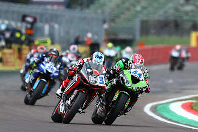 Lucas Mahias (vorne) in Imola