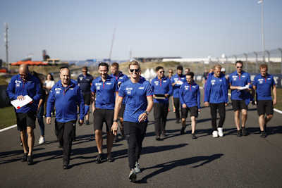 Mick Schumacher mit der Haas-Mannschaft bei der Pistenbesichtigung