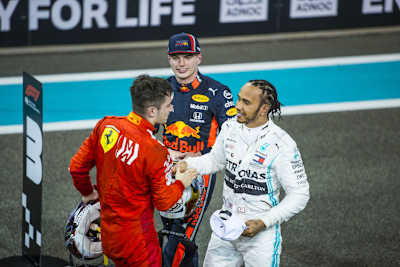 Leclerc und Hamilton in Abu Dhabi, hinten Max Verstappen