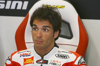 Elias verfolgt die Fahrt von Casey Stoner auf dem Zeitenmonitor