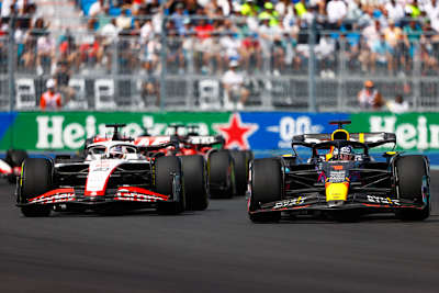 Max Verstappen arbeitet sich durchs Feld