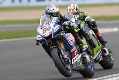 Ein Sinnbild: Johnny Rea liegt mit der Kawasaki hinter Yamaha