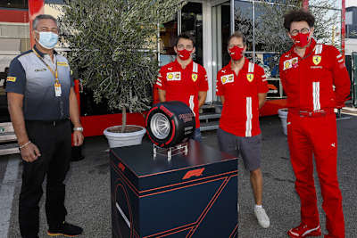 Pirelli-Rennchef Mario Isola mit Charles Leclerc, Sebastian Vettel und Mattia Binotto