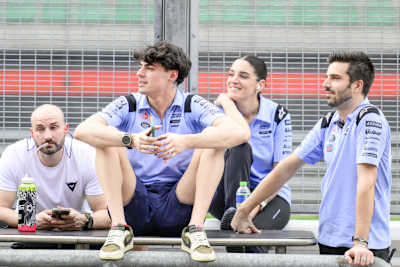 Fermin Aldeguer (sitzend) hat die Feuerprobe überstanden