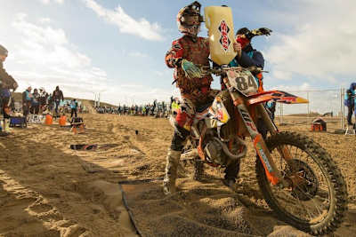 Jeffrey Herlings beim Nachtanken seiner Werks-KTM