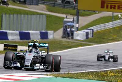 Hamilton (hinten) hatte kein Rezept gegen Sieger Rosberg