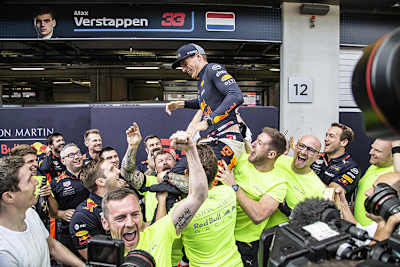 Die Red Bull Racing-Truppe feiert Max Verstappen
