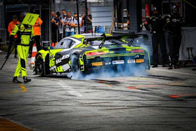 Ende des Boxenstopps beim Audi R8 LMS GT3 evo II vom Team WRT