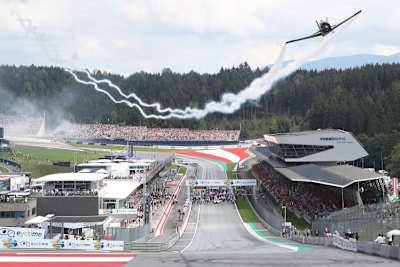 Der Blick auf Start-Ziel und T10-Tribüne