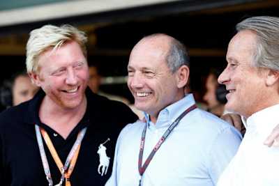 Da hatten sich alle noch lieb: Ron Dennis (Mitte) mit Mansour Ojjeh (rechts) und Boris Becker
