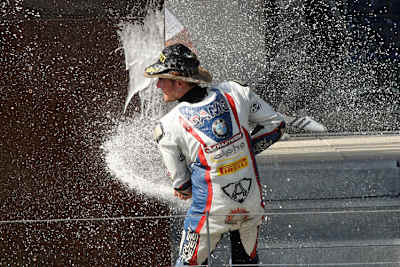 Damian Cudlin bei verdienter Dusche