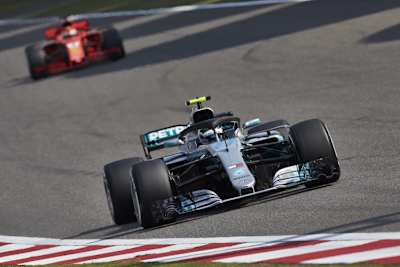 Valtteri Bottas vor Sebastian Vettel
