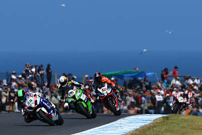 Bei den Superbikes kann ein Hersteller wie Suzuki (vorne Eugene Laverty) gewinnen