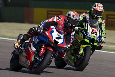 Ein seltenes Bild: Iker Lecuona (7) im Kampf mit Jonathan Rea