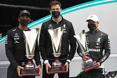 Lewis Hamilton, Toto Wolff und Valtteri Bottas nach dem Belgien-GP