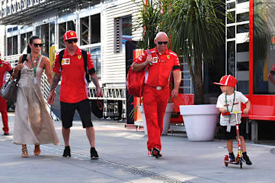 Kimi Räikkönen mit Gattin Minttu, dem kleinen Robin und Physio Mark Arnall