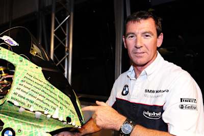 Troy Corser mit seinem Bike vom Saisonfinale 2011