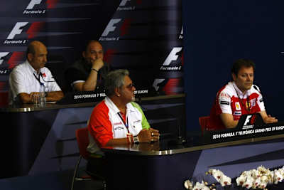 Mallya (li.) und Kollegen neigen zur Konfrontation