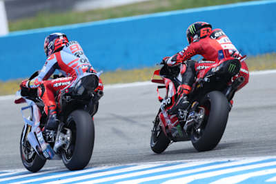 Kurzfristig lag Marc Marquez (li.) vor Pecco Bagnaia