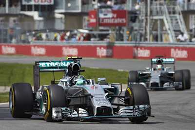 Das übliche Bild: Zwei Silberpfeile liegen vorne