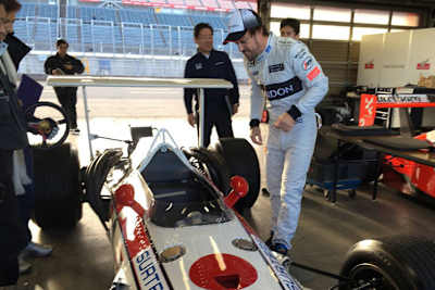 Fernando Alonso schaut sich den Honda-Renner von John Surtees an