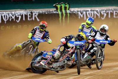 Greg Hancock (vorne) gewann in Cardiff, verlor aber die WM-Führung