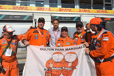 Streckenposten Dave Smithson (Zweiter von rechts, mit Bart) mit Kollegen und Formel-1-Weltmeister Jenson Button