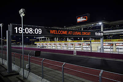 Start/Ziel in Fahrtrichtung auf dem Losail Circuit: Die Piloten werden von den Umbauten begeistert sein