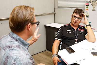 VR46-Teamdirektor Uccio Salucci (re.) mit SPEEDWEEK.com-Chefredakteur Ivo Schützbach