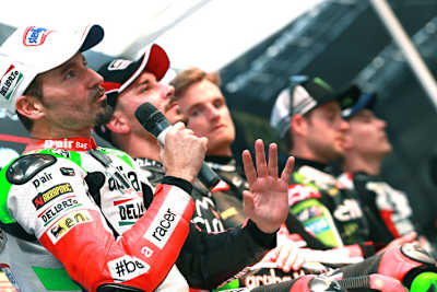 Max Biaggi zieht die gesamte Aufmerksamkeit auf sich