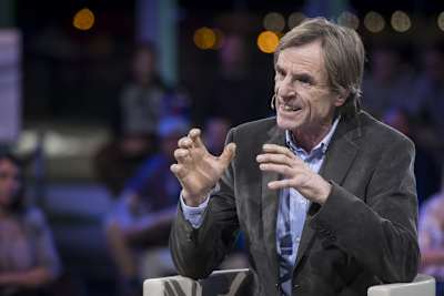 Gustl Auinger ist zu Besuch im Hangar-7