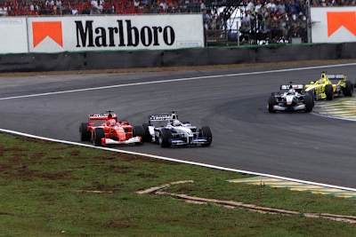 Juan Pablo Montoya attackiert in Interlagos 2001 Michael Schumacher