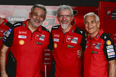 Das Ducati-Topmanagement (v.l.) hält große Stücke auf Nicolo Bulega: Mauro Grassilli, Gigi Dall’Igna und Davide Tardozzi