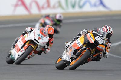 Marc Marquez fährt vor WM-Leader Stefan Bradl