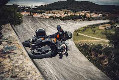 Der KTM 1290 SUPER ADVENTURE liegt jedes Terrain