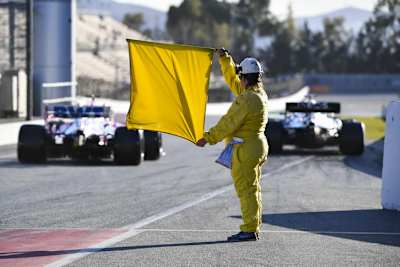 Ein Streckenposten zeigt die gelbe Flagge