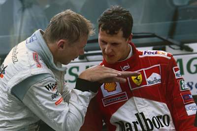 Gegner und Freunde: Mika Häkkinen und Michael Schumacher beim Belgien-GP 2000