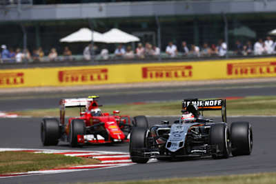 Kein Vorbeikommen: Auf der Strecke hatte Nico Hülkenberg die roten Renner aus Maranello im Griff