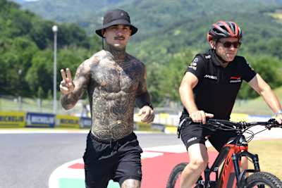 Aron Canet (li.) ist nicht eben unauffällig