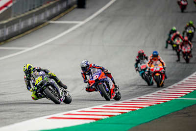 Valentino Rossi gefolgt von Iker Lecuona