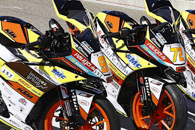 Das Freudenberg-Team hält die KTM-Fahne hoch