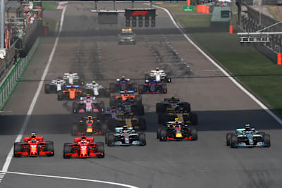 Kurz nach dem Start: Vettel presst Räikkönen zur Seite